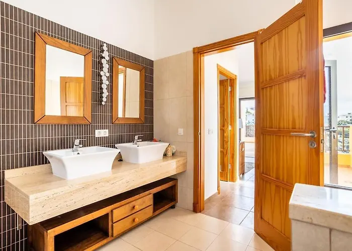 De La Huerta Con Piscina Privada Y Barbacoa